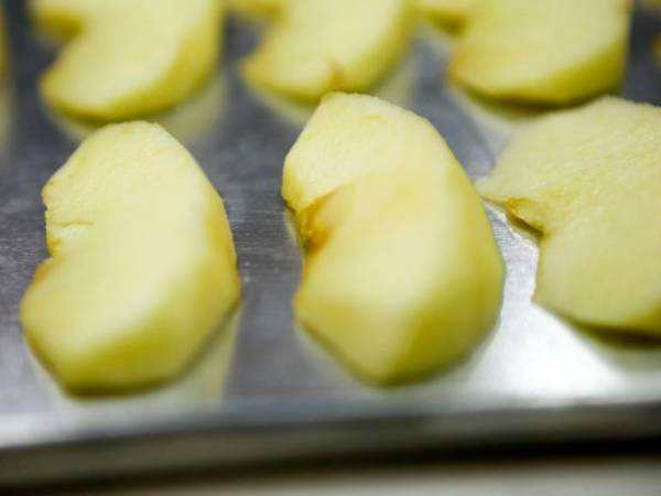 Как правильно заморозить яблоки на зиму в морозилке: основные способы заморозки