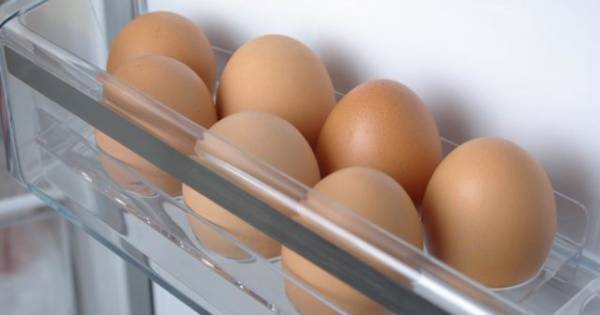 Как определить свежее яйцо или нет с помощью воды