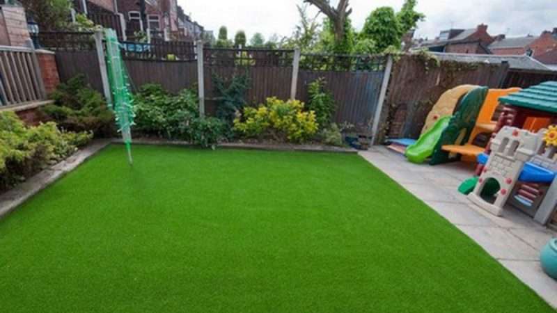 Искусственный газон для дачи: выбор, укладка и уход