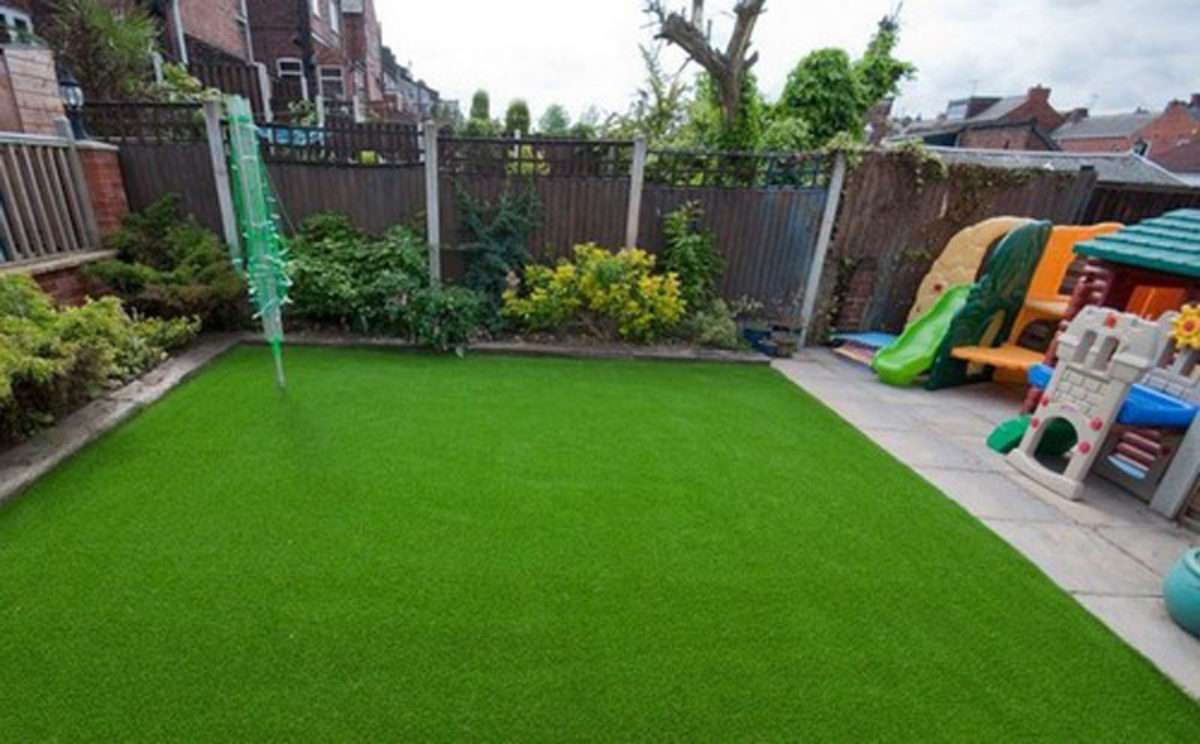 Искусственный газон для дачи: выбор, укладка и уход