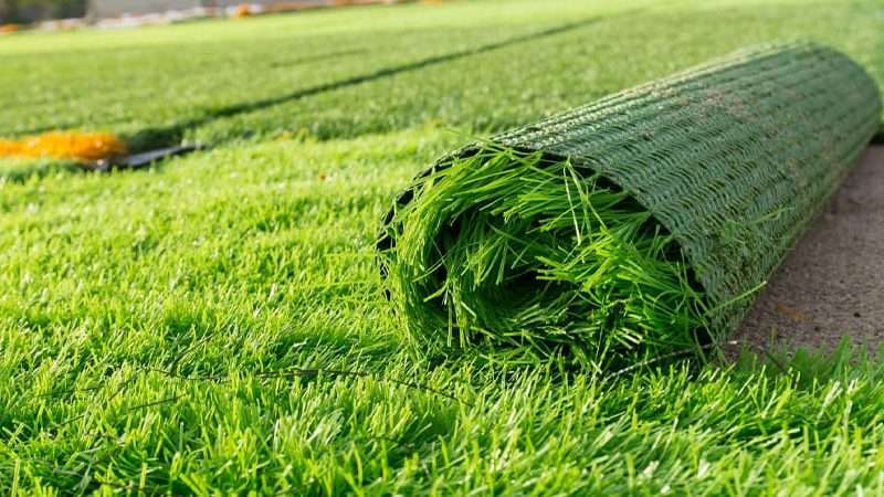 Пластиковый газон на даче: преимущества, недостатки, выбор и укладка