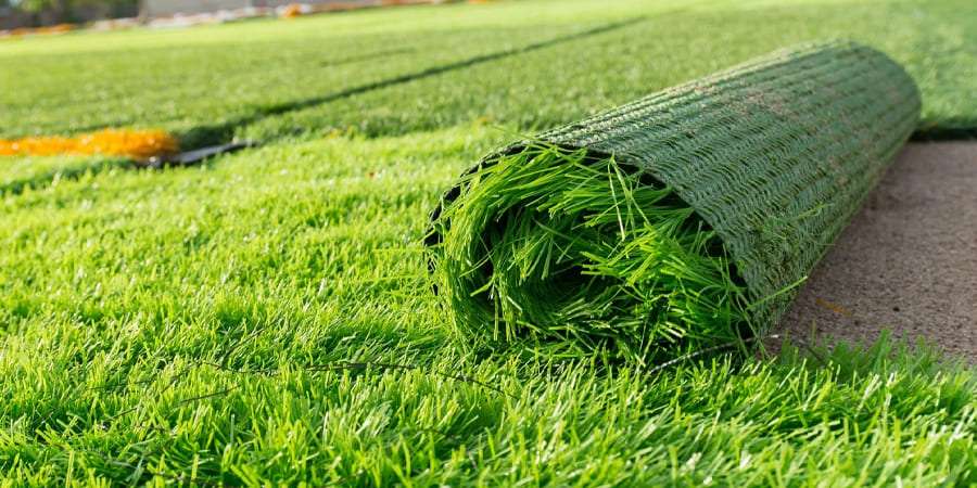 Пластиковый газон на даче: преимущества, недостатки, выбор и укладка