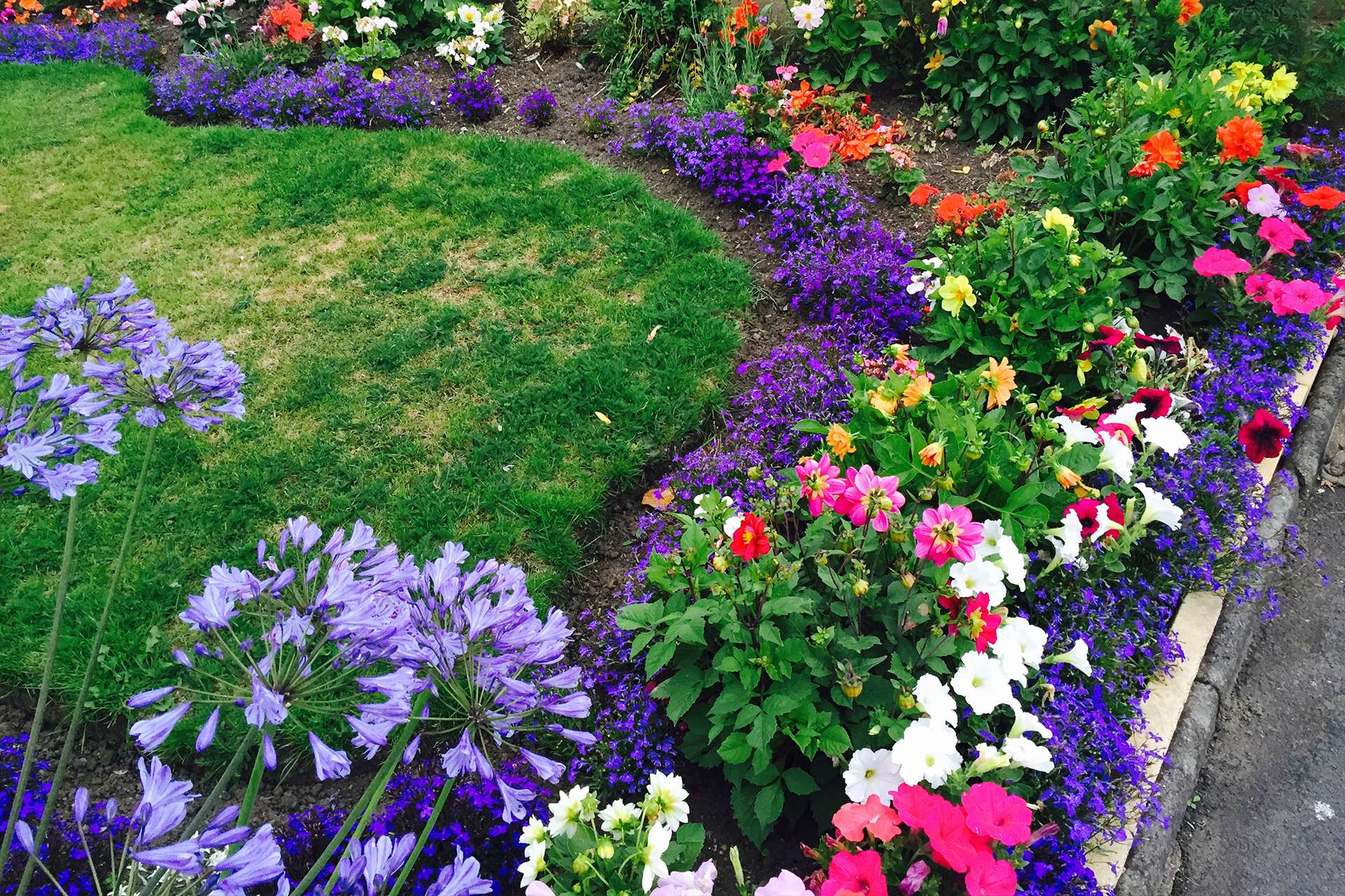 Создание красивой клумбы или цветника: вдохновляющие идеи и практические советы